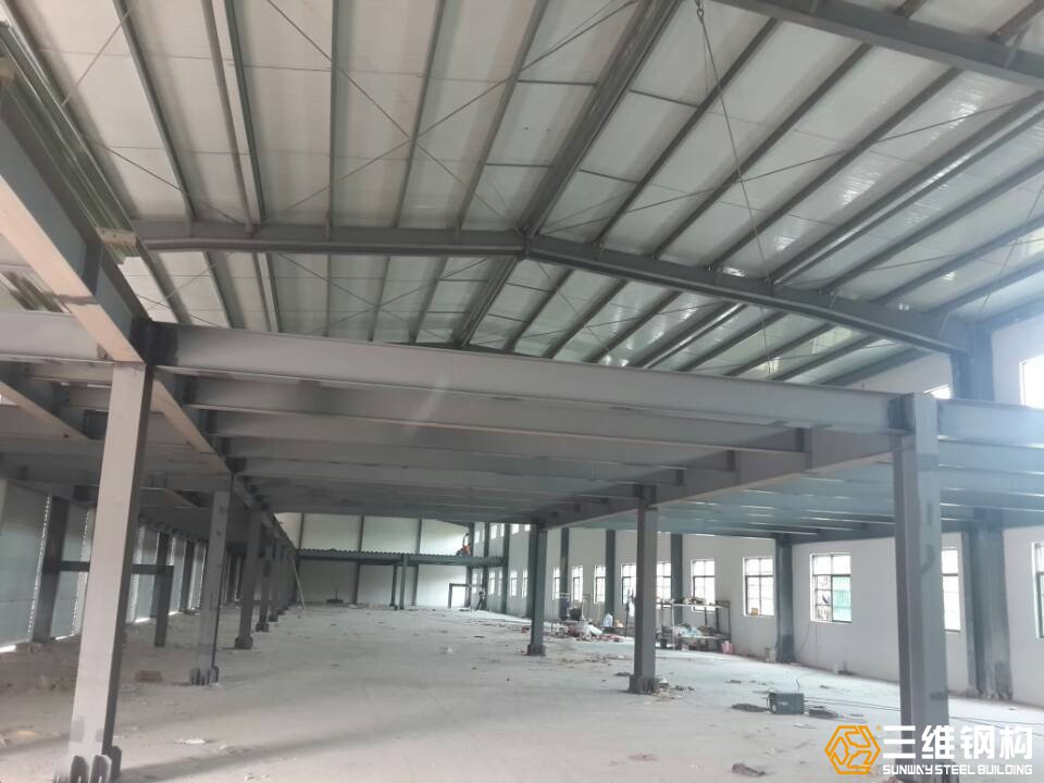 鋼結(jié)構(gòu)廠房夾層施工現(xiàn)場